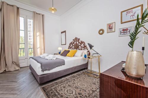 1 dormitorio con cama y ventana grande en Sweet Inn - Urgell, en Barcelona
