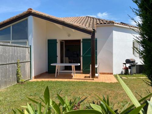 Photo de la galerie de l'établissement Maison 4 pers avec piscine à 800m de la plage - FR-1-336-134, à Saint-Vincent-sur-Jard