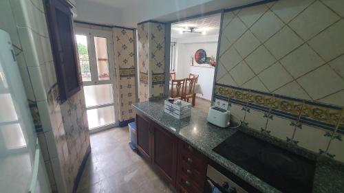 - une cuisine avec un comptoir dans une pièce dans l'établissement Visit Gibraltar stay in La Linea for less!, à La Línea de la Concepción