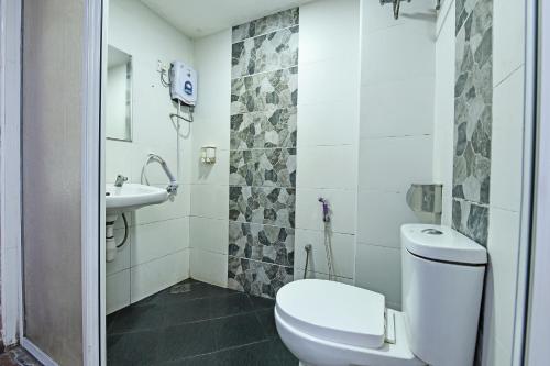 een badkamer met een toilet en een wastafel bij Super OYO 992 Orange Hotel Kuala Pilah in Kuala Pilah