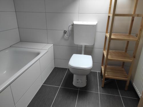 łazienka z toaletą i wanną w obiekcie Appartement Illertal, nähe A7 , Legoland, 2 Schlafzimmer w mieście Vöhringen