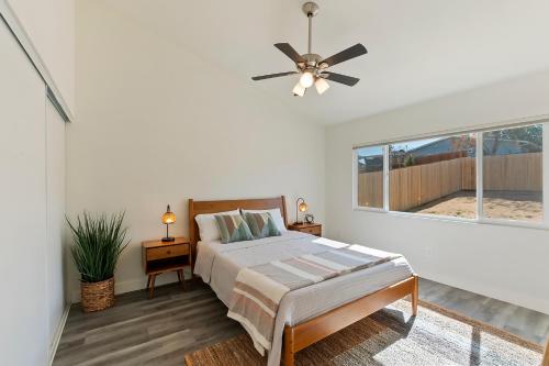 een slaapkamer met een bed en een plafondventilator bij Green Galaxy Getaway in Joshua Tree