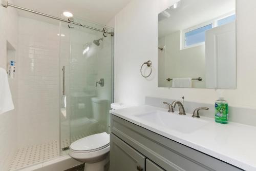 een witte badkamer met een wastafel en een toilet bij Green Galaxy Getaway in Joshua Tree