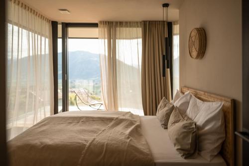 思科納的住宿－Villa Goyen，一间卧室设有一张大床和大窗户