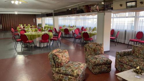 a dining room with tables and chairs in a room at NEW HOTEL CRUZ DEL SUR in Concepción