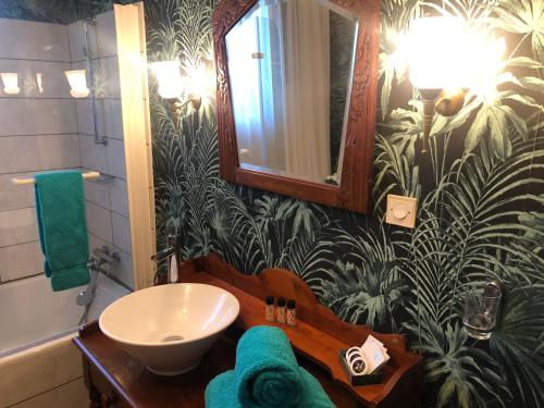 a bathroom with a sink and a mirror at Le Clos des Lys, Maison de Pays Raffinée Proche de la Mer, Linge Inclus in Saint-Georges-dʼOléron