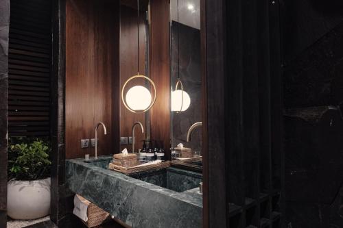 a bathroom with a sink and a mirror at Munno Villa in Canggu