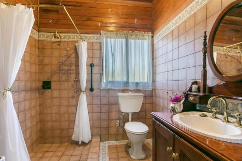 ein Badezimmer mit Toilette und Waschbecken in der Unterkunft Carinya Cottage in Katoomba