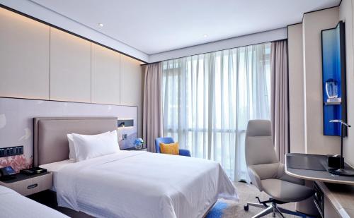 Una cama o camas en una habitación de Hampton by Hilton Shenzhen North Station