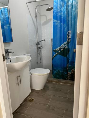 ナスグブにあるMyna Lagoon Pico de Loroのバスルーム(洗面台、トイレ、シャワー付)