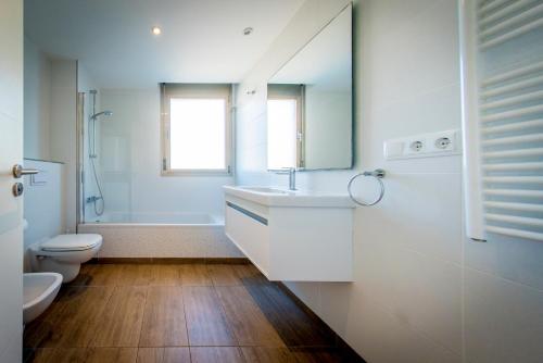 イビサ・タウンにある06 LUXURY MARINA 3 BEDROOMSの白いバスルーム(洗面台、トイレ付)