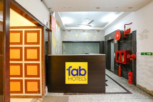 FabHotel F9 NSP - Near Pacific Mall Pitampuraに飾ってある許可証、賞状、看板またはその他の書類