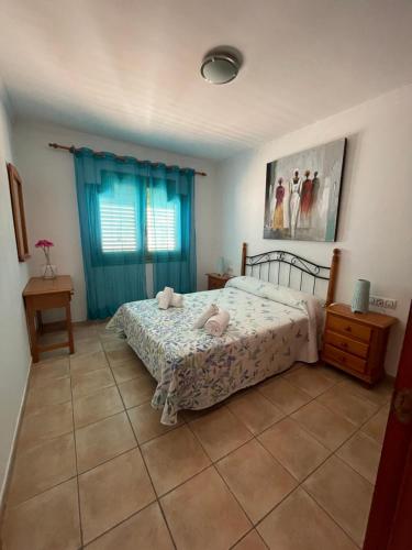 カレタ・デ・フステにあるApartamento Gaudiaのベッドルーム(ベッド1台、青いカーテン付)