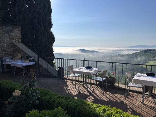 een tafel en stoelen op een balkon met uitzicht bij Terra d'Ombra Bed&Breakfast in San Gimignano
