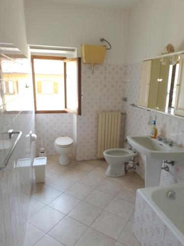 ein Badezimmer mit einem Waschbecken, einem WC und einem Waschbecken in der Unterkunft Da Nonna Gio' in Pratovecchio
