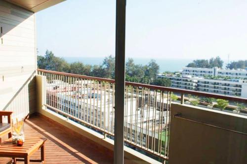 Un balcón o terraza en Long Beach Cha-Am Hotel