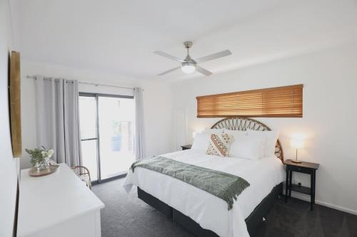 a bedroom with a bed and a ceiling fan at Two Rivers - Harriet in Kingscote