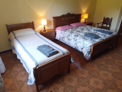 1 Schlafzimmer mit 2 Betten und 2 Lampen in der Unterkunft Da Nonna Gio' in Pratovecchio