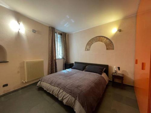 ein Schlafzimmer mit einem großen Bett in einem Zimmer in der Unterkunft Fornace Garitta in Albissola Marina