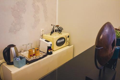 Tetera y cafetera en Rabbit Hole