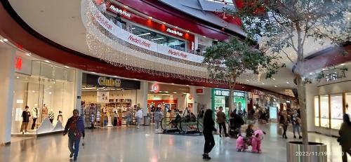 a shopping mall with a lot of people in it at Liège centre Médiacité appartement possible parking terrasse immense 8ème pour 2 personnes in Liège