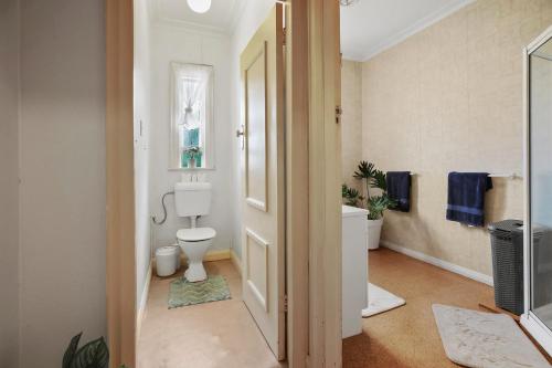 une salle de bains avec toilettes et lavabo dans l'établissement Terracotta Cottage, à Te Awamutu
