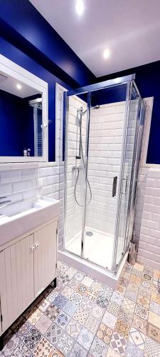 a bathroom with a shower and a sink and a tub at HomeComfort Atlantic Room in Warsaw