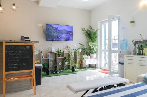 una habitación con una pizarra en la pared con plantas en Love Dubrovnik Hostel en Dubrovnik