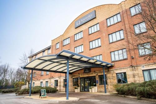 ノウズリーにあるKnowsley Inn & Loungeの建物の前に日よけがある建物