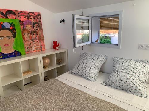 - une chambre avec un lit et deux oreillers dans l'établissement Villa Marquise, à Canet