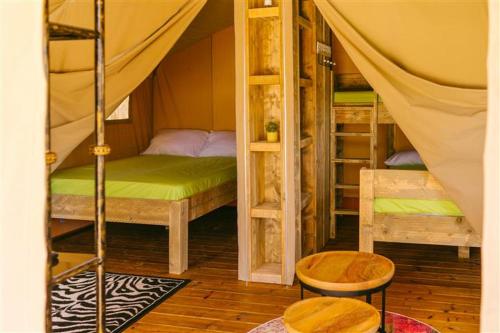 um quarto com 2 beliches e uma tenda em Camping Playa La Bota em Punta Umbría