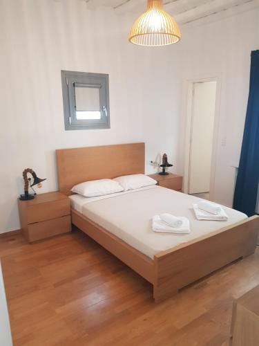 una camera da letto con un letto e due asciugamani di Panoramic View Mykonos a Mykonos Città