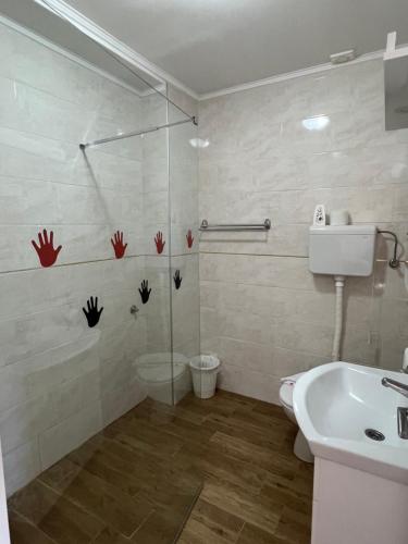a bathroom with a shower and a toilet and a sink at Motel restoran Sunce in Sremska Kamenica