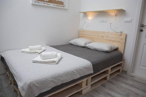 Ένα ή περισσότερα κρεβάτια σε δωμάτιο στο Cozy studio overlooking downtown