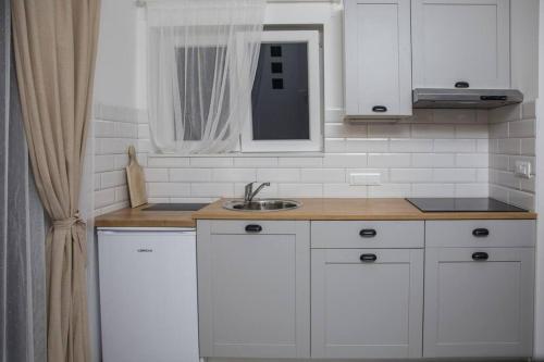 Η κουζίνα ή μικρή κουζίνα στο Cozy studio overlooking downtown