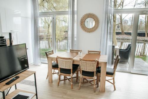 TV a/nebo společenská místnost v ubytování Trendy chalet aan visvijver