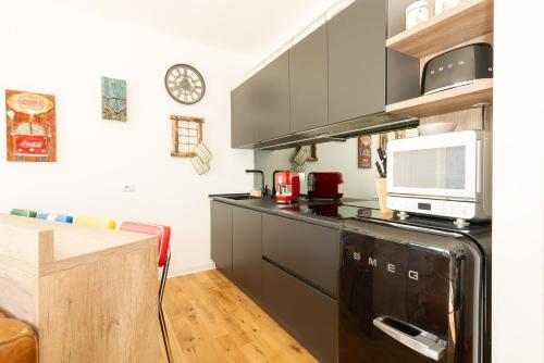una cucina con bancone e computer di Appartamento Dany Con Vista Lago by Holiday Solutions a Nesso