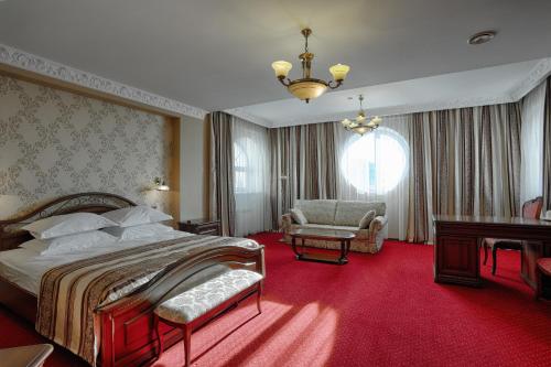 - une chambre avec un grand lit et un tapis rouge dans l'établissement Europa Hotel, à Irkoutsk