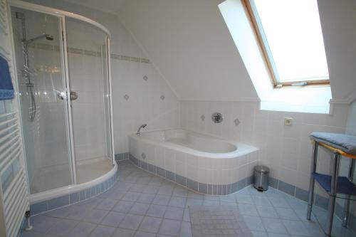 ein Badezimmer mit einer Dusche, einer Badewanne und einem Waschbecken in der Unterkunft Ferienhaus Eichberg in Leutschach