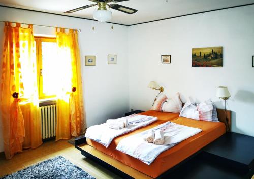 une chambre avec un lit avec des serviettes blanches dessus dans l'établissement Casa Rustica con giardino, à Caprino Veronese