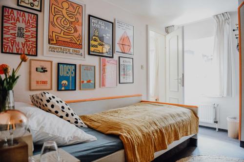 ein Schlafzimmer mit einem Bett mit Plakaten an der Wand in der Unterkunft sleepArt room for 1 in Celle