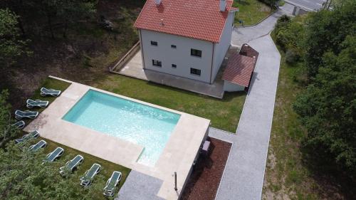 an overhead view of a swimming pool next to a house at A Casa do Holandês in Vieira do Minho
