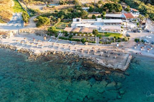 una vista aerea di una spiaggia con ombrelloni e acqua di Elektra Apartment-Kallithea a Calitea (Kallithea)