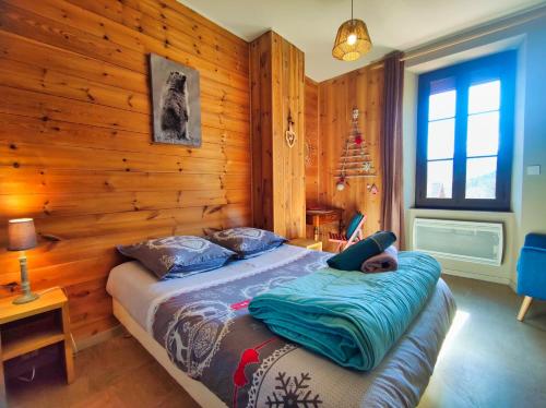 een persoon die op een bed in een slaapkamer ligt bij Le sapin rouge, chambres d'hôtes - restaurant - bar in Artigues