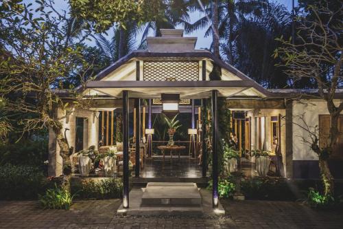 Villa con una escalera que conduce a una casa en Amora Ubud Boutique Villas, en Ubud