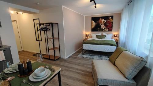 ein Wohnzimmer mit einem Bett und einem Sofa in der Unterkunft ELApart by Homely Stay - Moderne Apartments mit Self-Check-in in Bad Kissingen