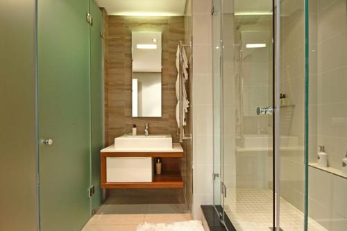 Ένα μπάνιο στο The Residences at Crystal Towers