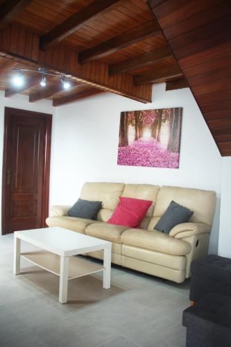 uma sala de estar com um sofá e uma mesa em Casa da Castañuela em Muros