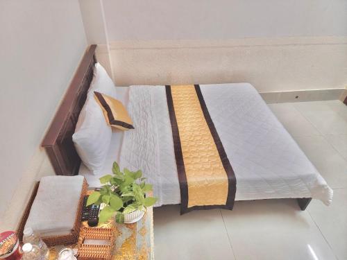 1 dormitorio pequeño con 1 cama en una habitación en NAMA HOTEL - Ninh Kieu Center, en Can Tho
