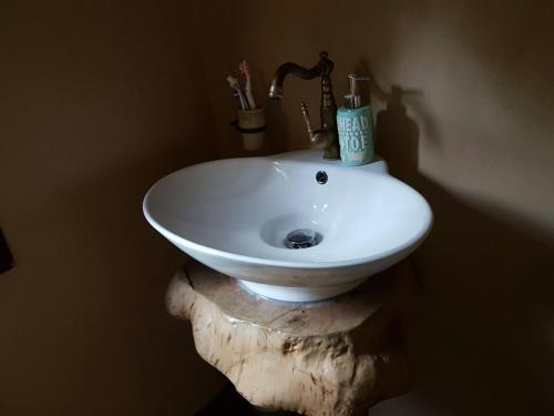 ein Bad mit einem weißen Waschbecken im Zimmer in der Unterkunft Affittacamere Bocca d'Orso in Altare